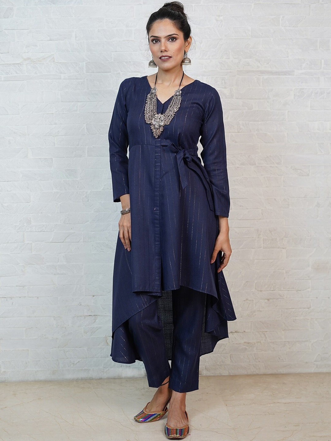 

FABNEST Striped V Neck Empire Linen High-Low Kurta with Trousers, Navy blue