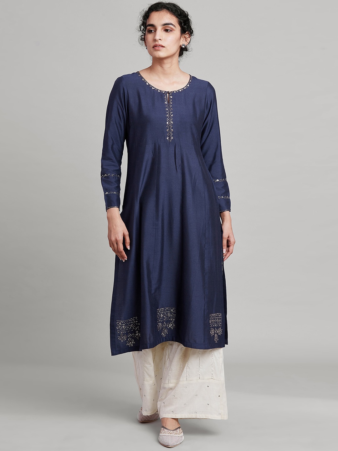 

W The Folksong Embroidered Thread Work Kurta, Navy blue