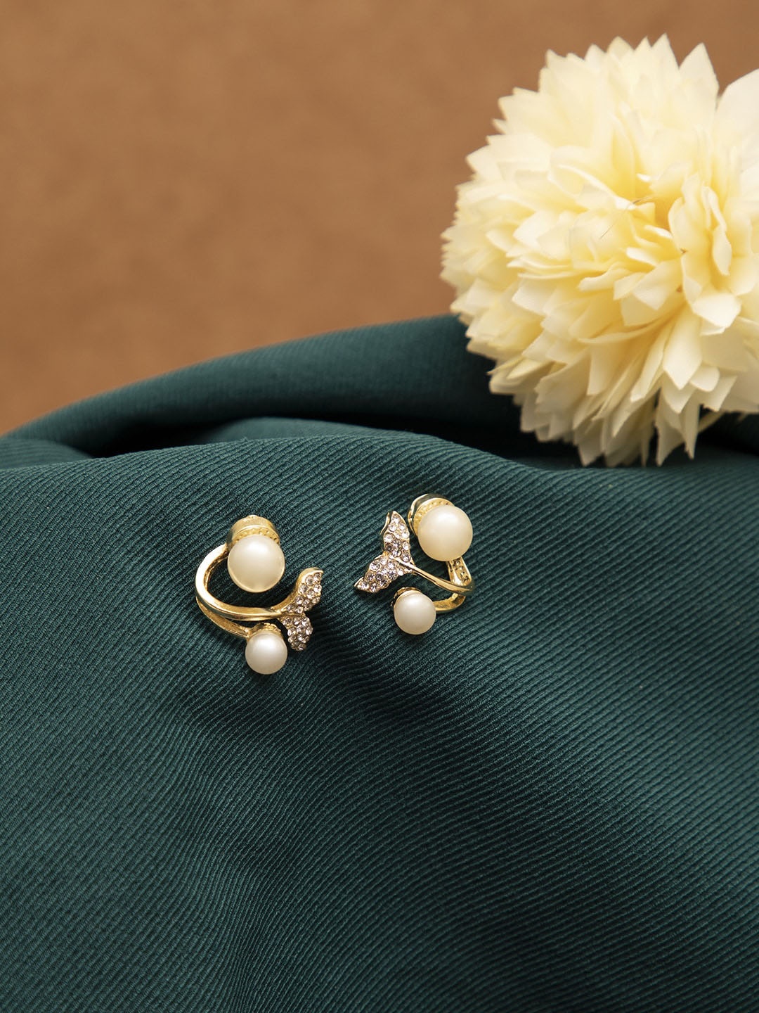 

SOHI Gold Plated Contemporary Pearls Drop Earrings