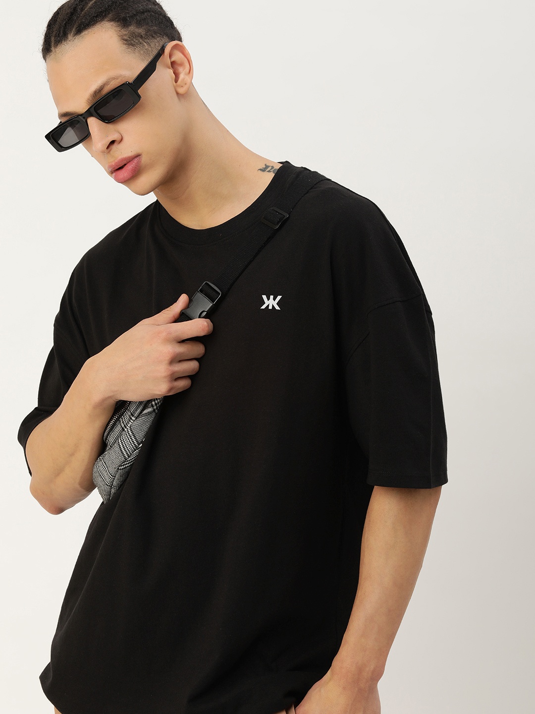 

Kook N Keech Men Brand Logo Printed Drop-Shoulder Sleeves Loose T-shirt, Black