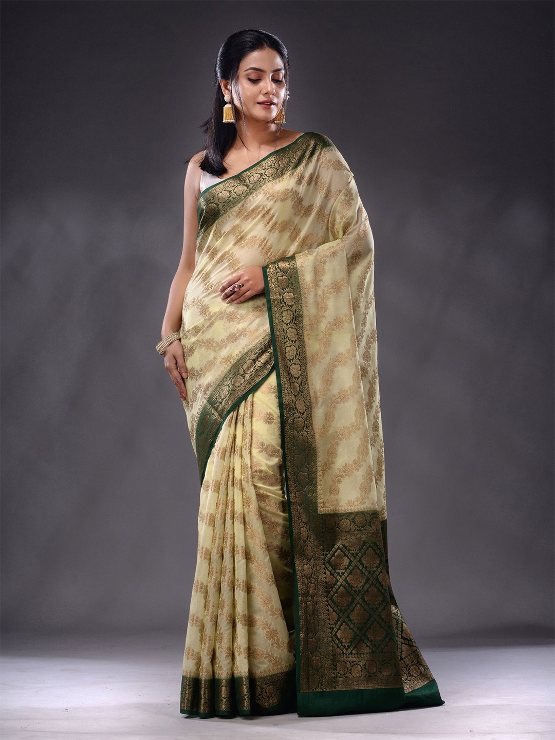 

Charukriti Floral Woven Design Zari Saree, Off white