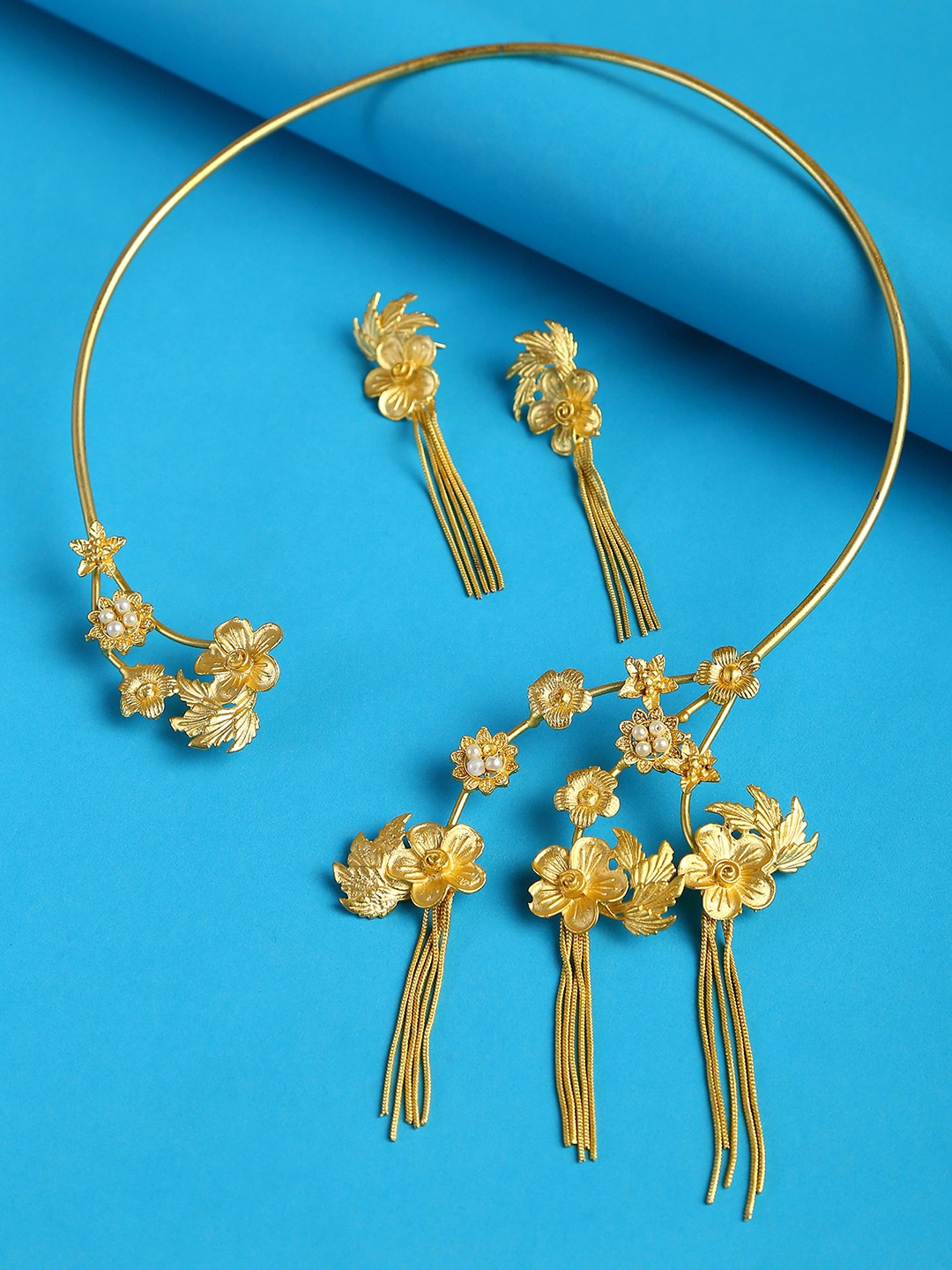 

SOHI Gold Plated White Kundan Necklace & Earrings Set