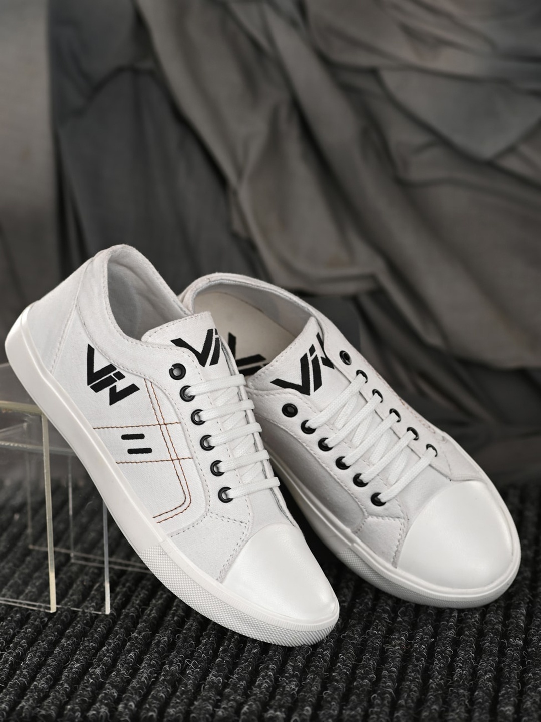 

VIV Men Printed Lace-Up Sneakers, White