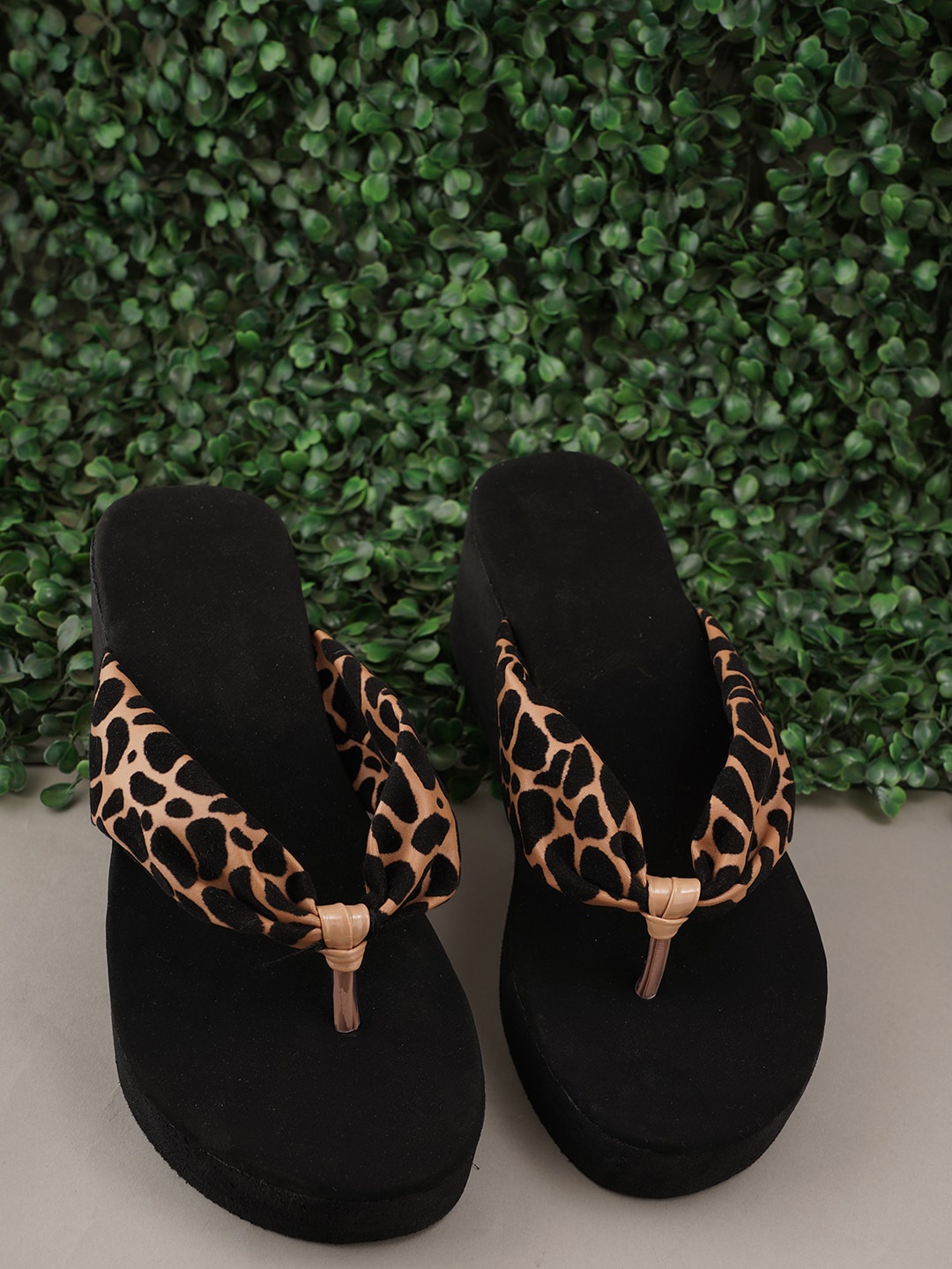 

SAPATOS Printed Open Toe Wedge, Brown