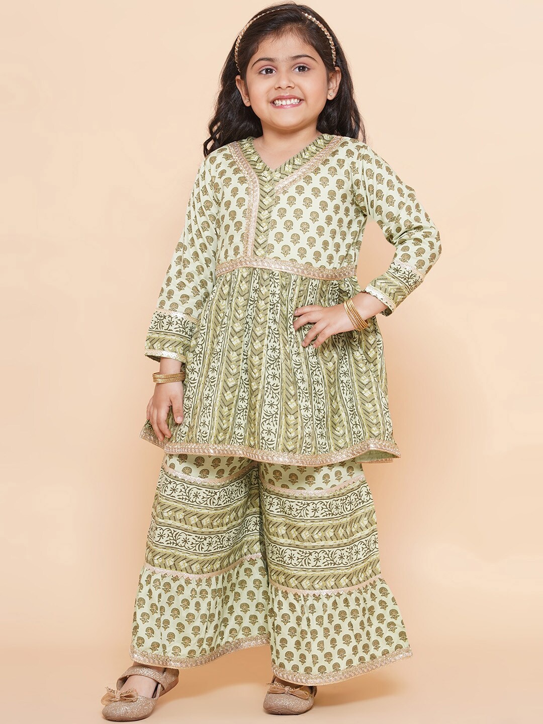 

Aj DEZInES Girls Printed V Neck Empire Pure Cotton Kurta with Sharara, Green