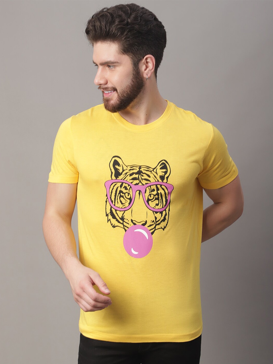 

DOOR74 Men Yellow Printed Applique T-shirt