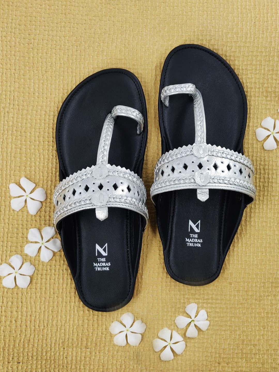 

THE MADRAS TRUNK Women Ethnic One Toe Kolhapuri Flats, Black