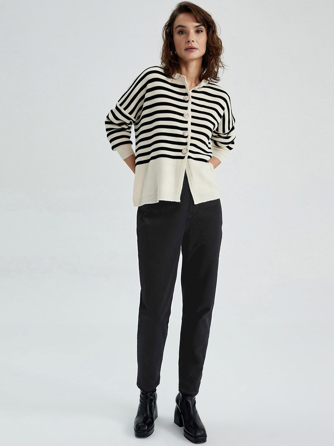 

DeFacto Women Mid Rise Plain Pure Cotton Trousers, Black