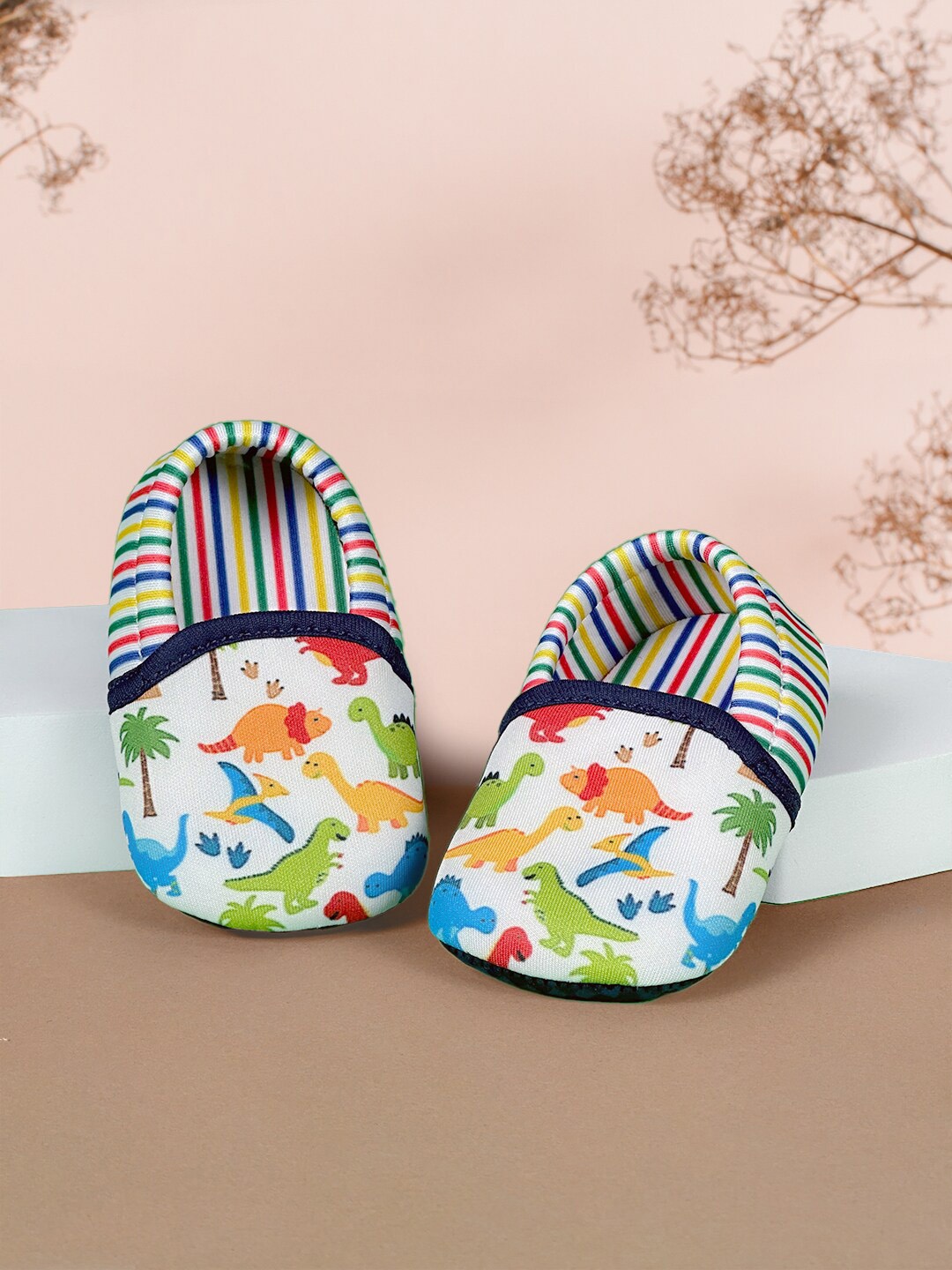 

KazarMax Boys Printed Acrylic Booties, White