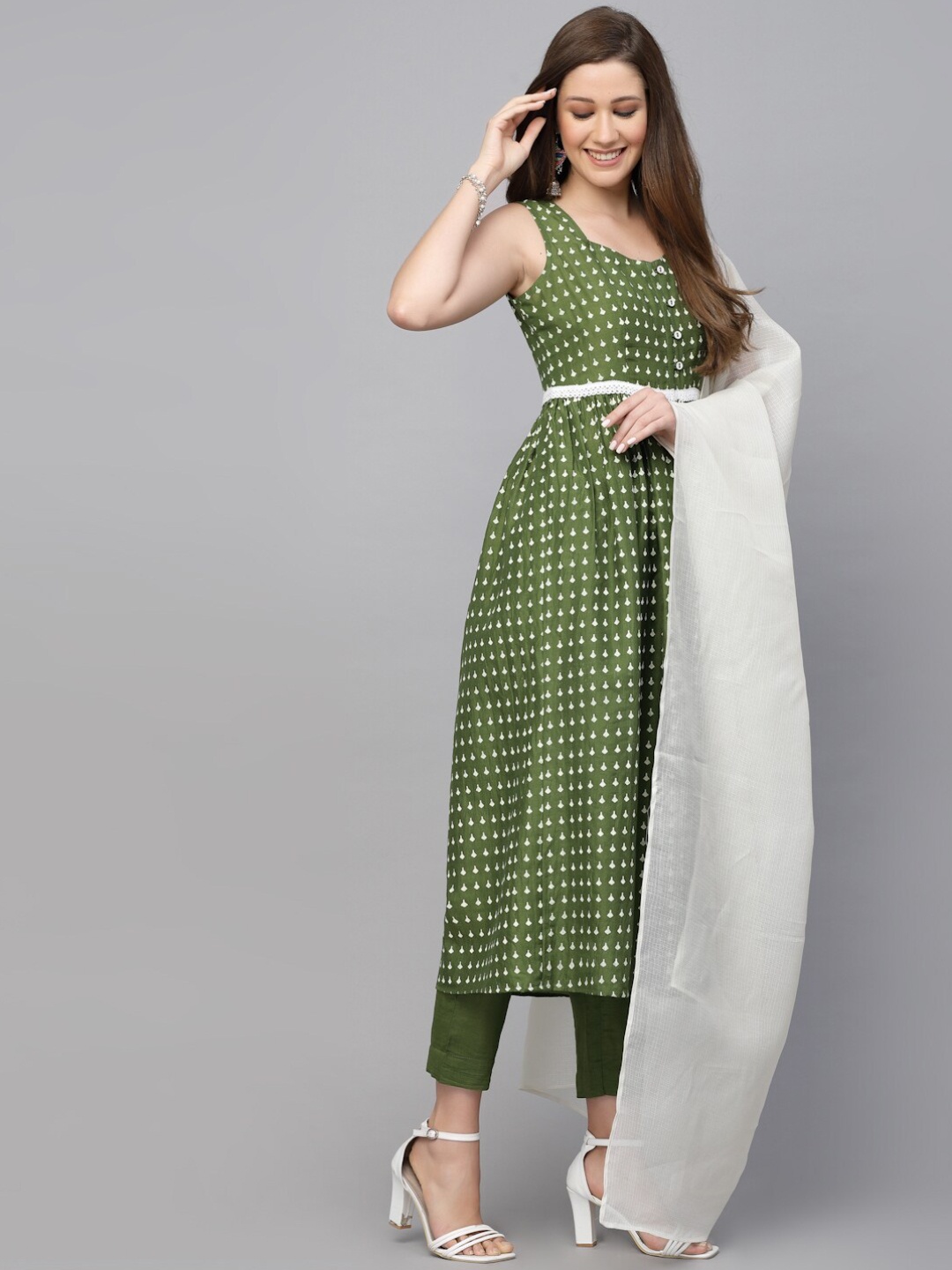 

SKYLEE Sleeveless Ethnic Motifs Printed Anarkali Kurta with Trousers & Dupatta, Green