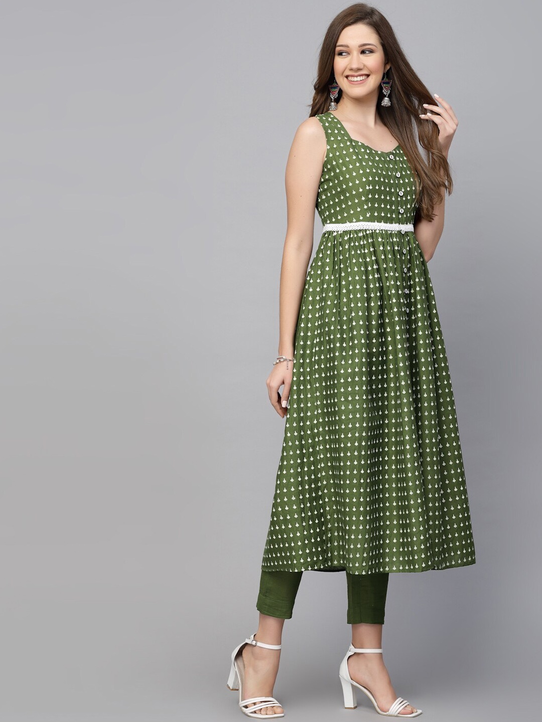 

SKYLEE Ethnic Motifs Printed Sleeveless A-Line Kurta with Trousers, Green