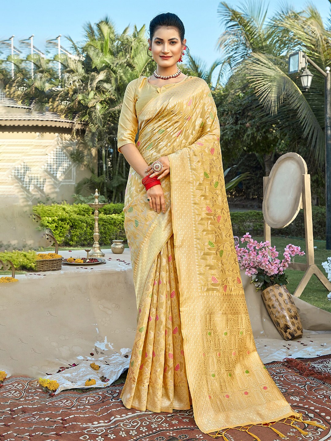 

SANGAM PRINTS Floral Woven Design Zari Saree, Yellow