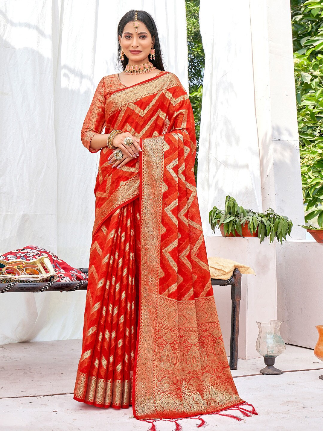 

SANGAM PRINTS Geometric Woven Design Zari Saree, Red