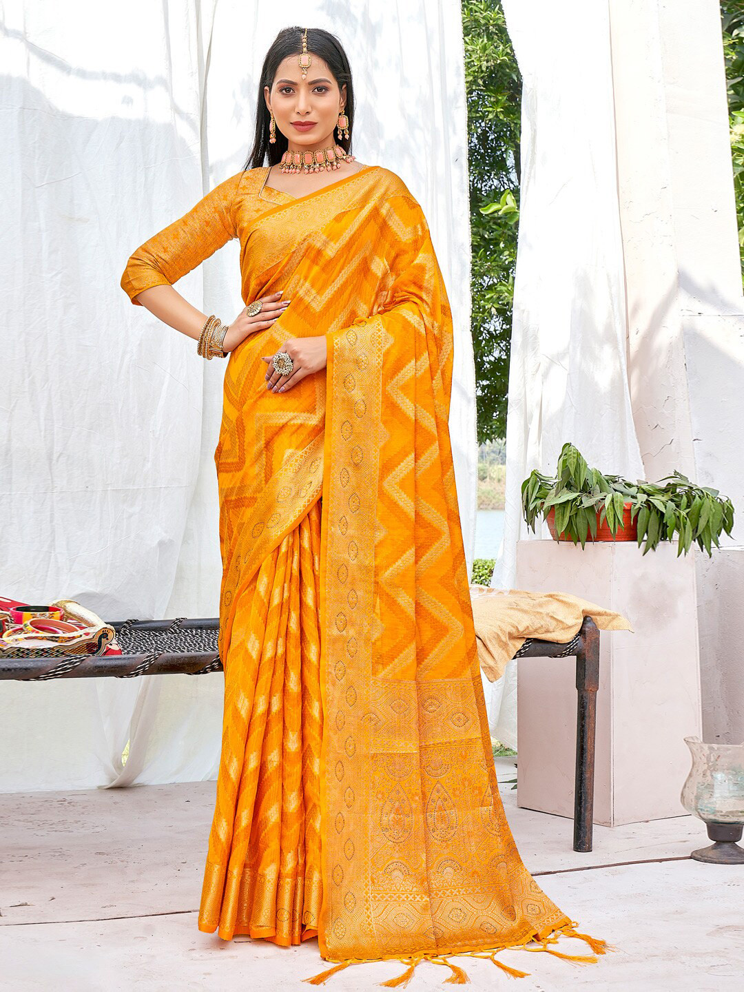 

SANGAM PRINTS Woven Design Zari Silk Blend Saree, Yellow