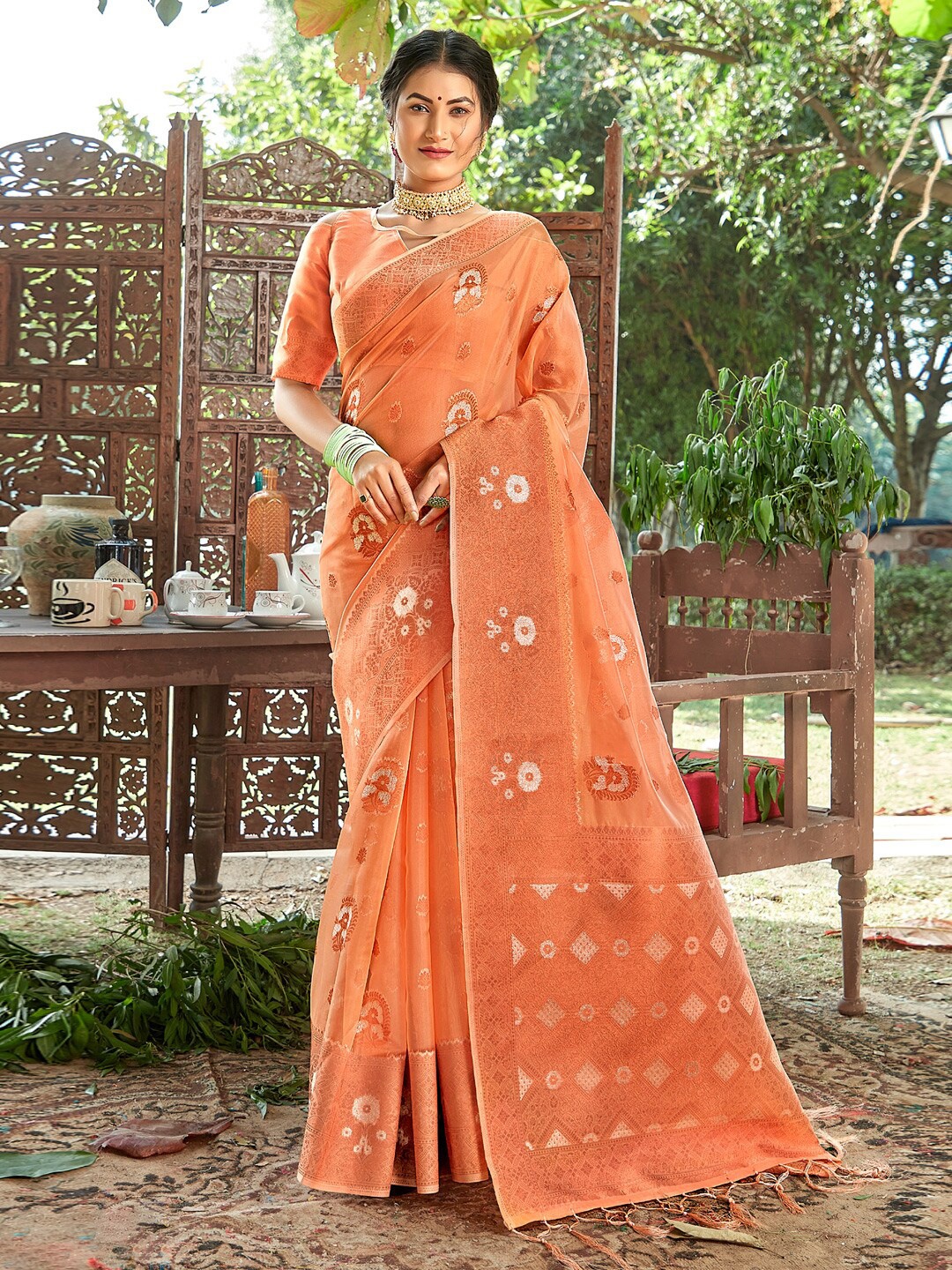 

SANGAM PRINTS Floral Woven Design Zari Organza Saree, Peach
