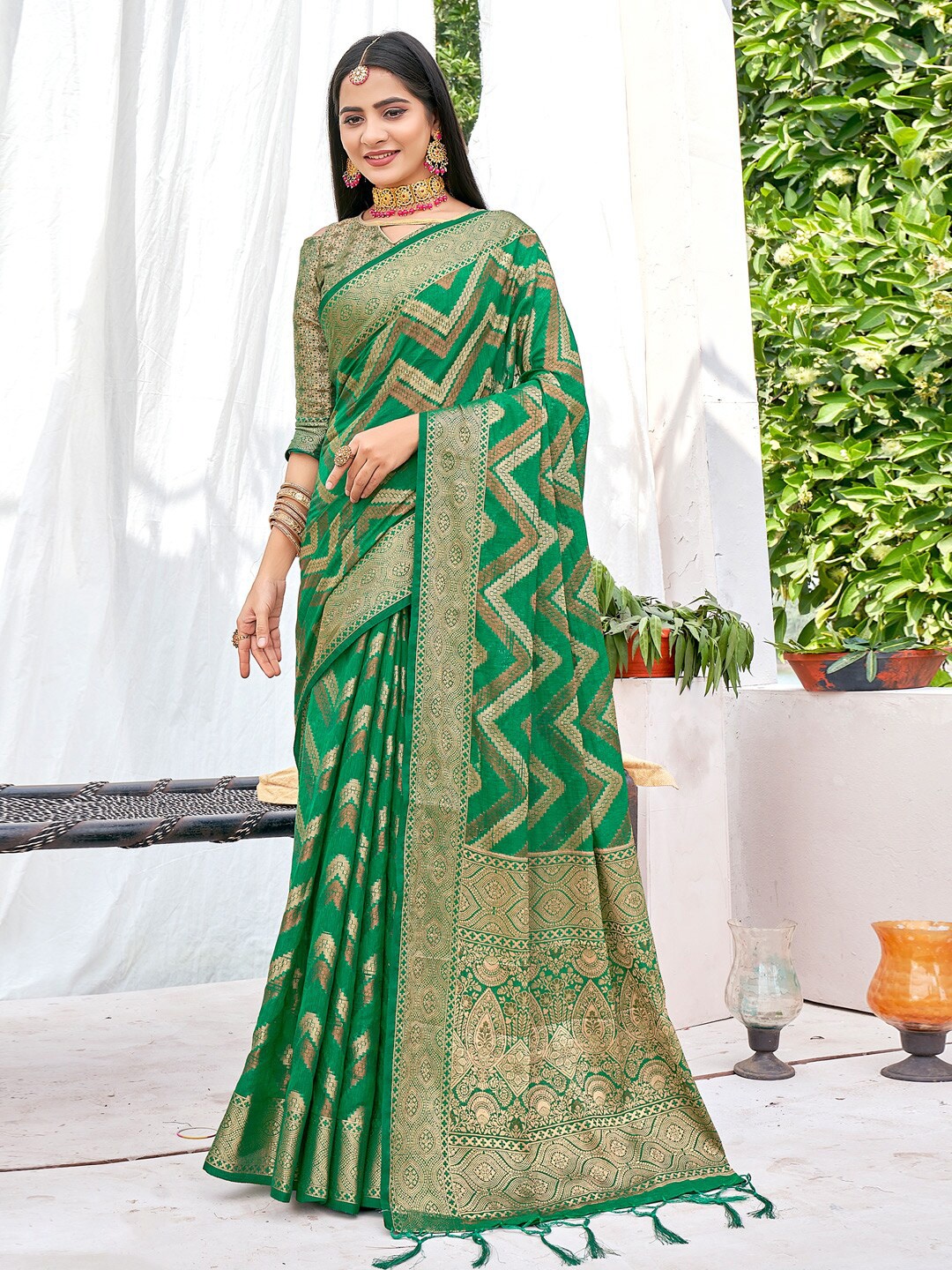 

SANGAM PRINTS Chevron Woven Design Zari Silk Blend Saree, Green