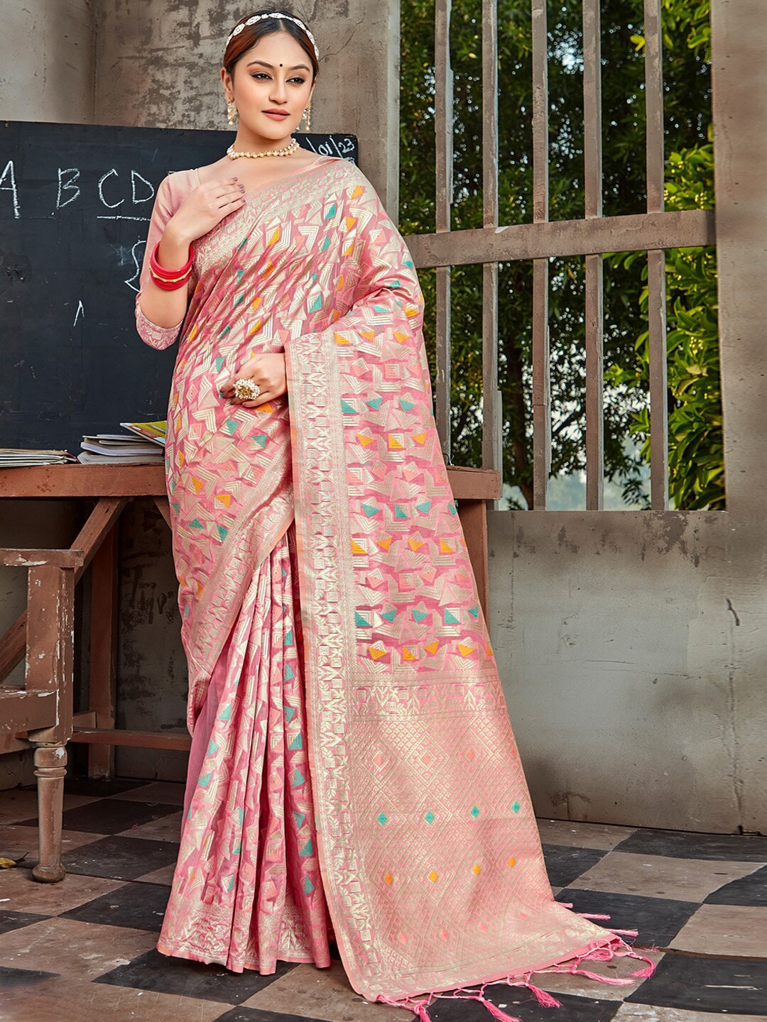 

SANGAM PRINTS Geometric Woven Design Zari Saree, Pink