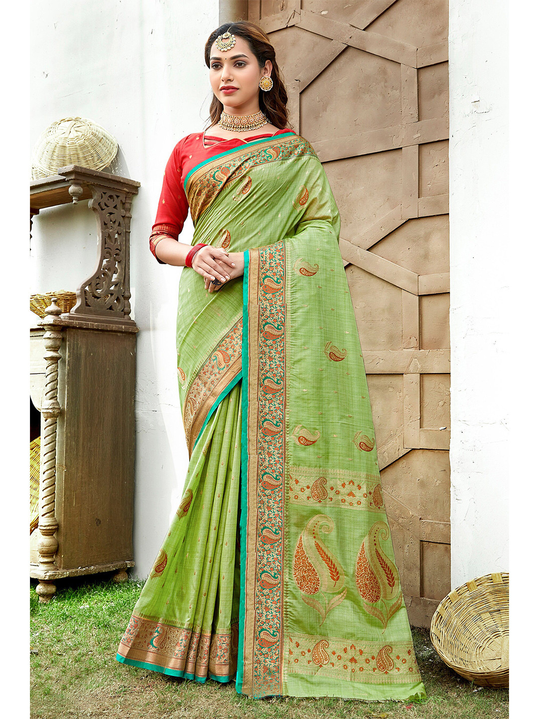 

SANGAM PRINTS Paisley Woven Design Zari Silk Blend Saree, Green