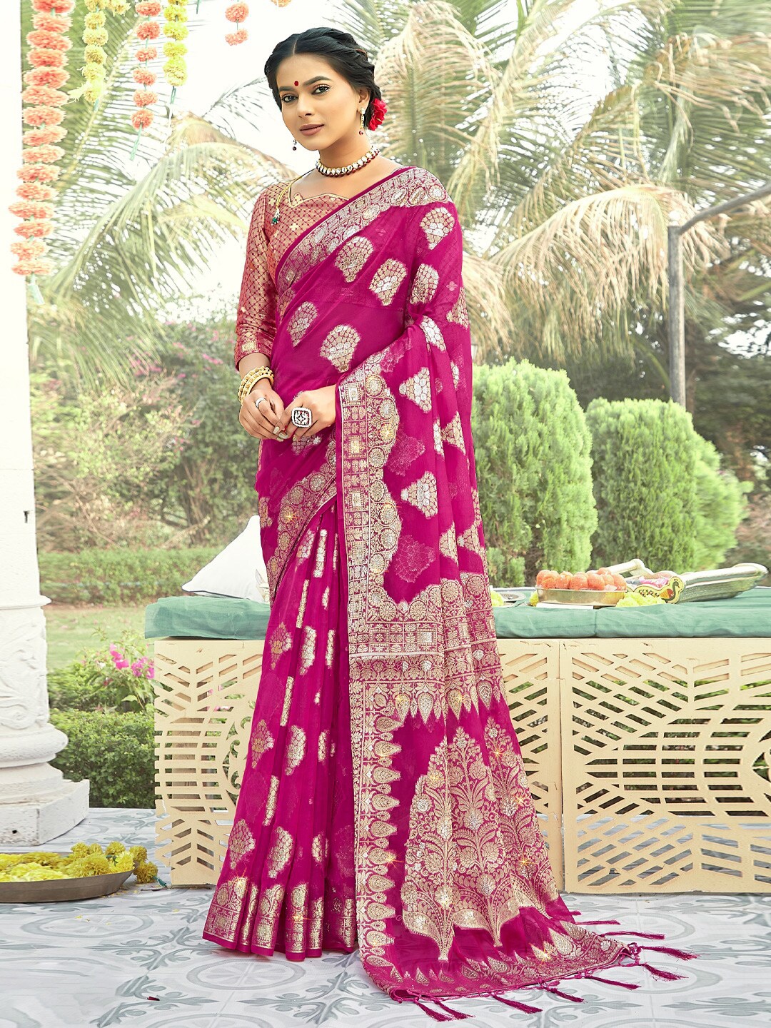 

SANGAM PRINTS Floral Woven Design Zari Saree, Magenta