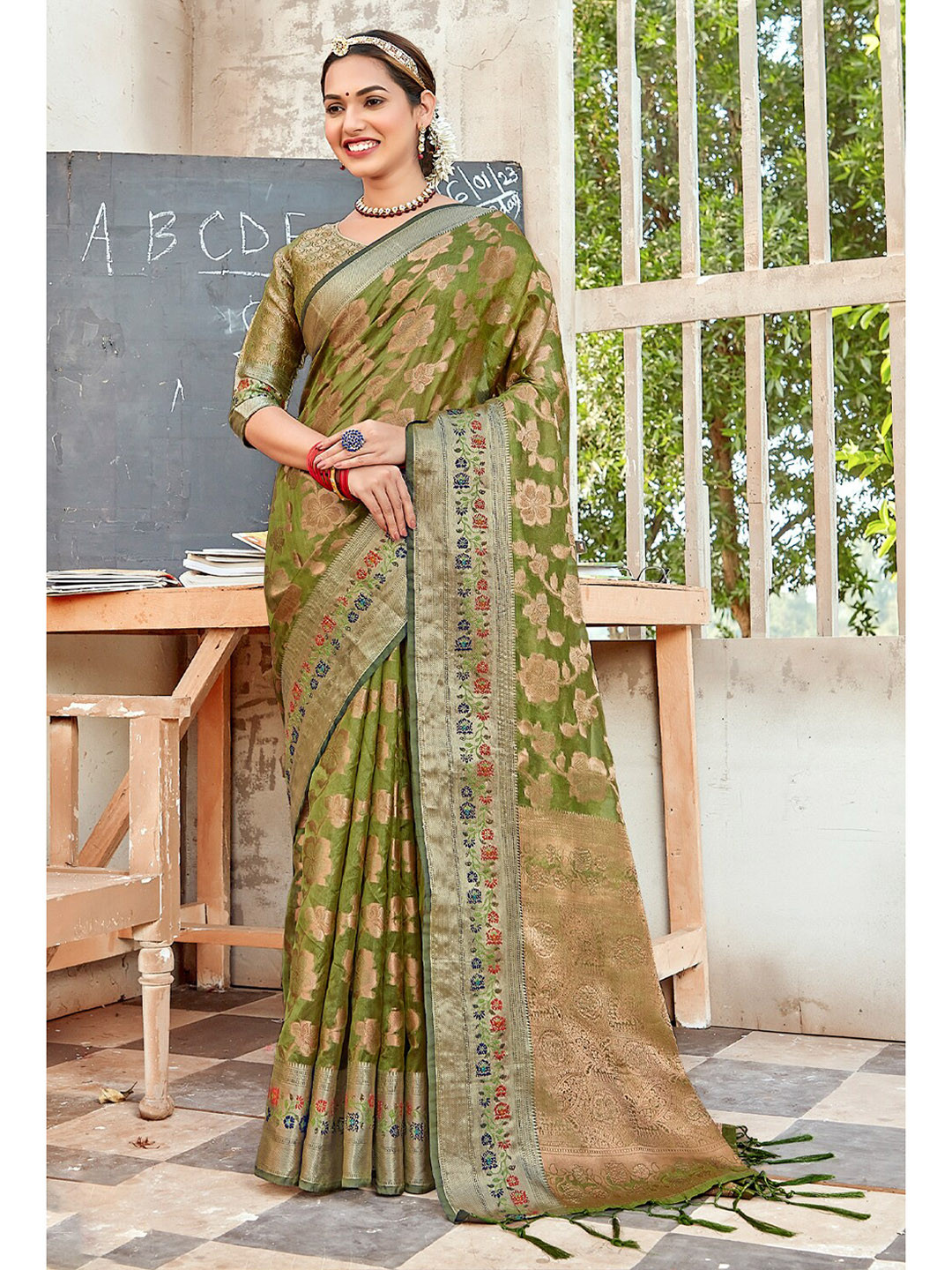 

SANGAM PRINTS Floral Woven Design Zari Organza Saree, Green