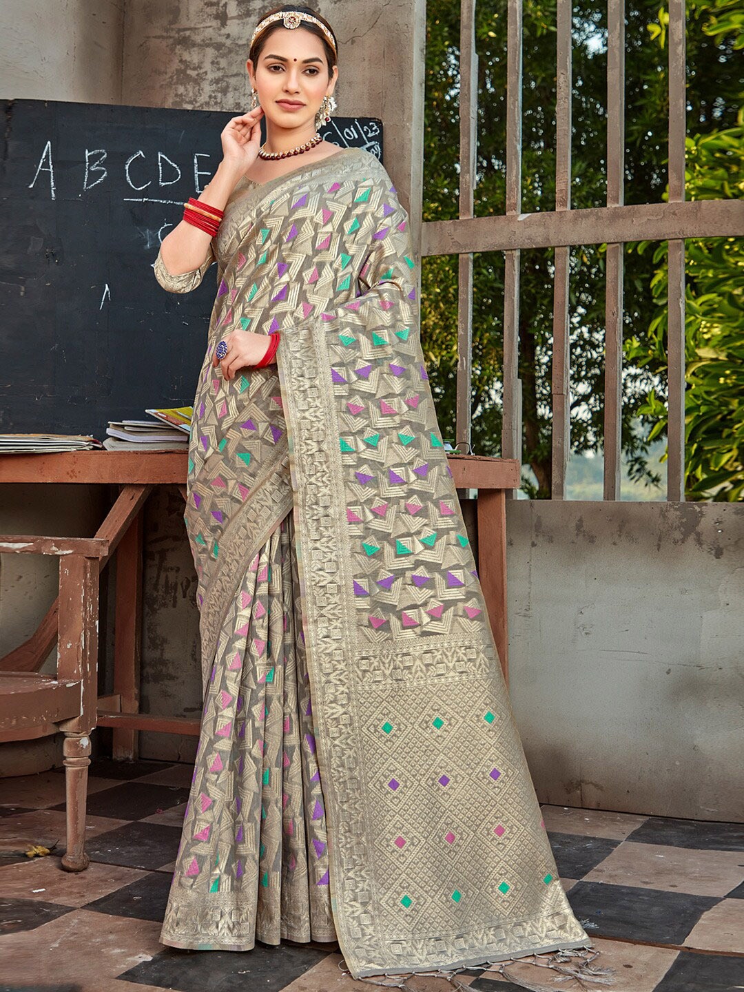 

SANGAM PRINTS Geometric Woven Design Zari Saree, Grey