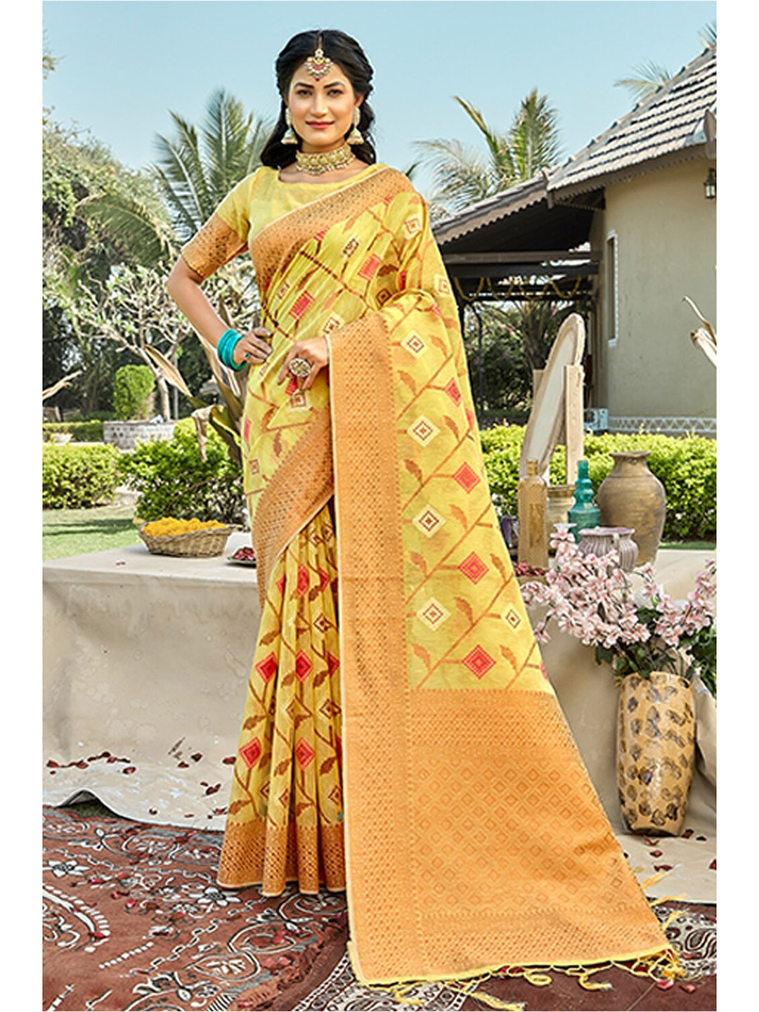 

SANGAM PRINTS Geometric Woven Design Zari Saree, Yellow