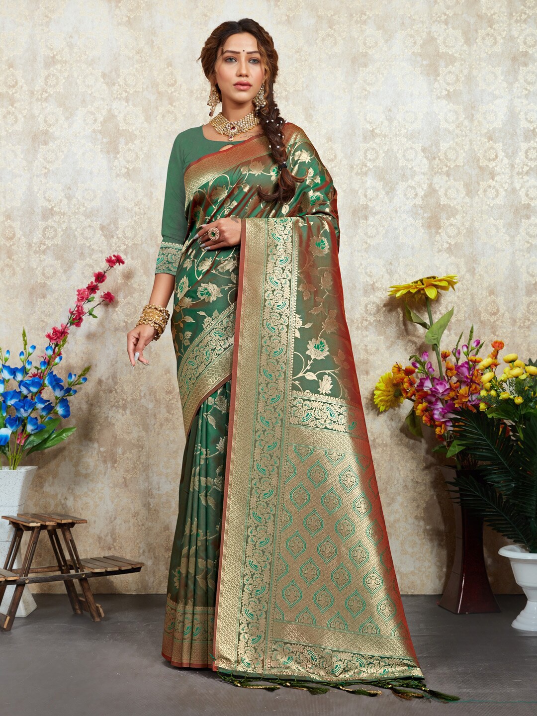 

SANGAM PRINTS Floral Woven Design Zari Saree, Green