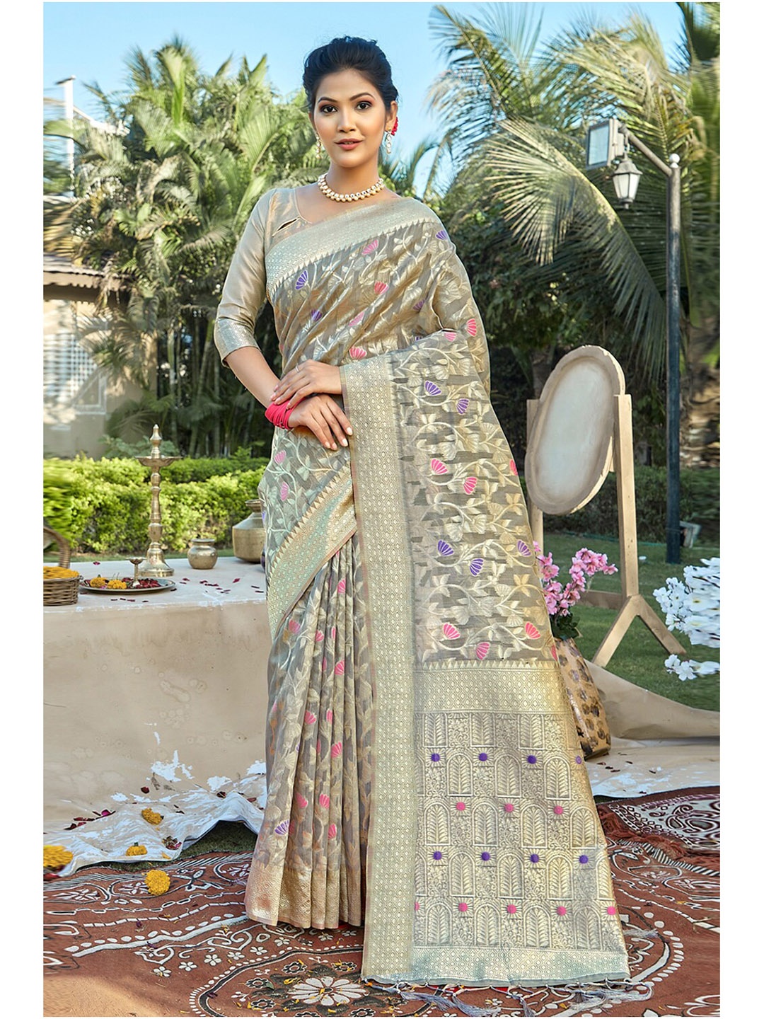 

SANGAM PRINTS Ethnic Motifs Woven Design Zari Saree, Grey