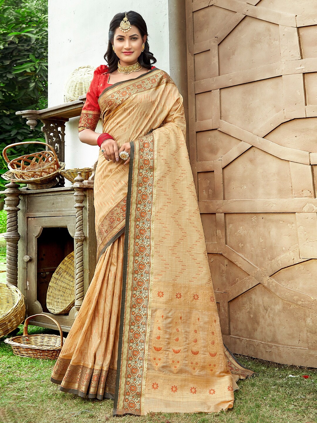 

SANGAM PRINTS Chevron Woven Design Zari Saree, Cream