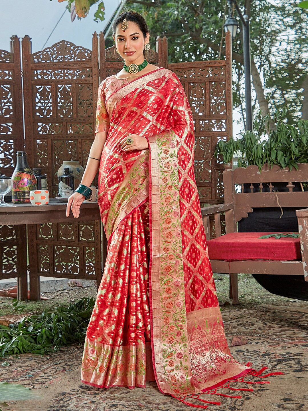 

SANGAM PRINTS Checked Woven Design Zari Saree, Red