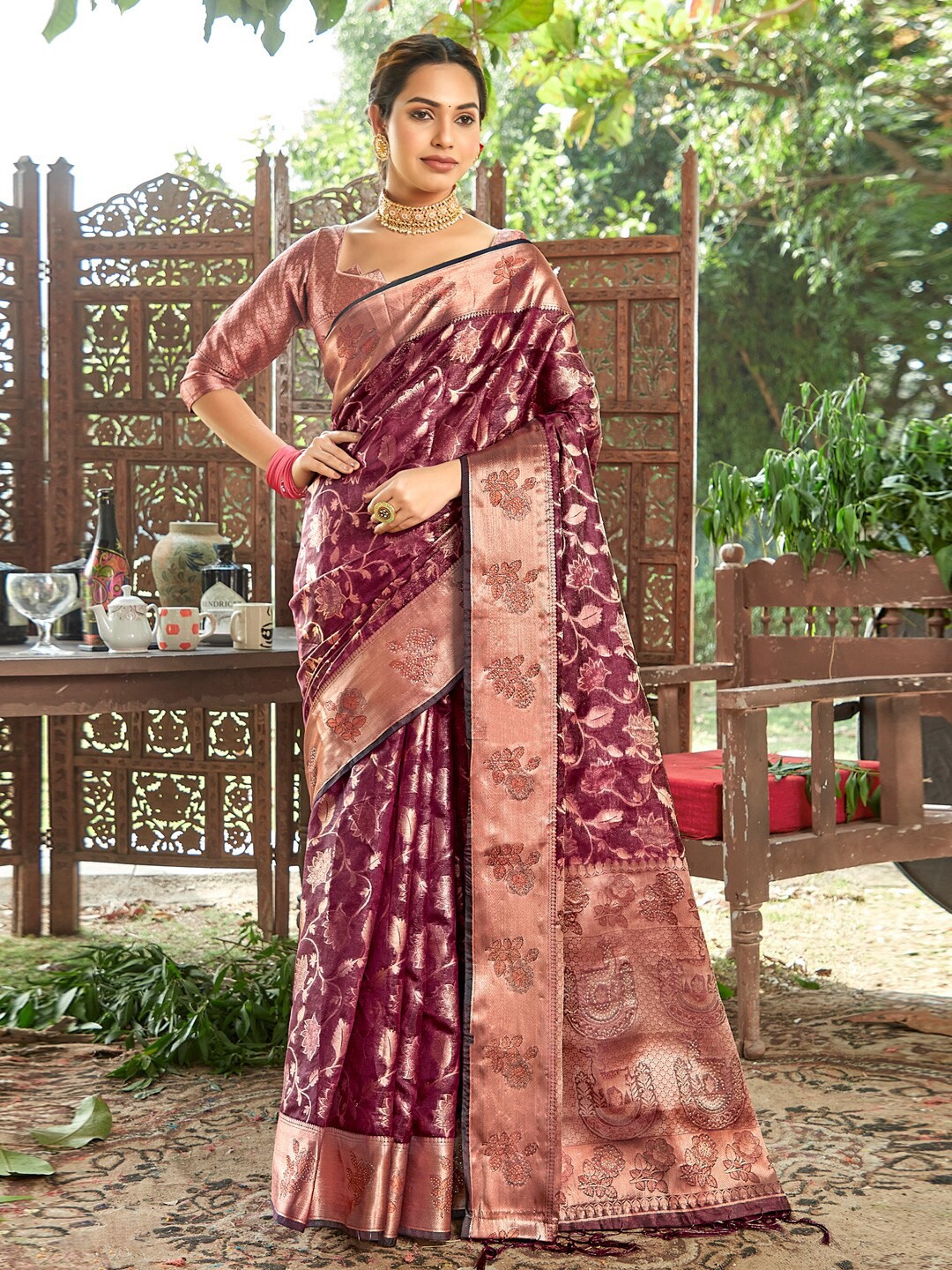 

SANGAM PRINTS Ethnic Motifs Woven Design Zari Organza Saree, Purple