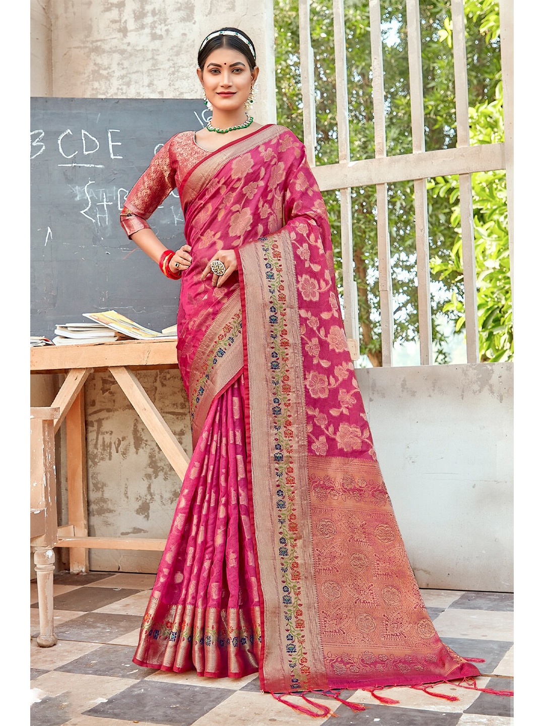 

SANGAM PRINTS Floral Woven Design Zari Organza Saree, Pink