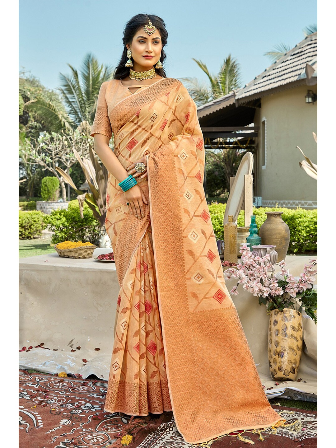 

SANGAM PRINTS Geometric Woven Design Zari Saree, Beige