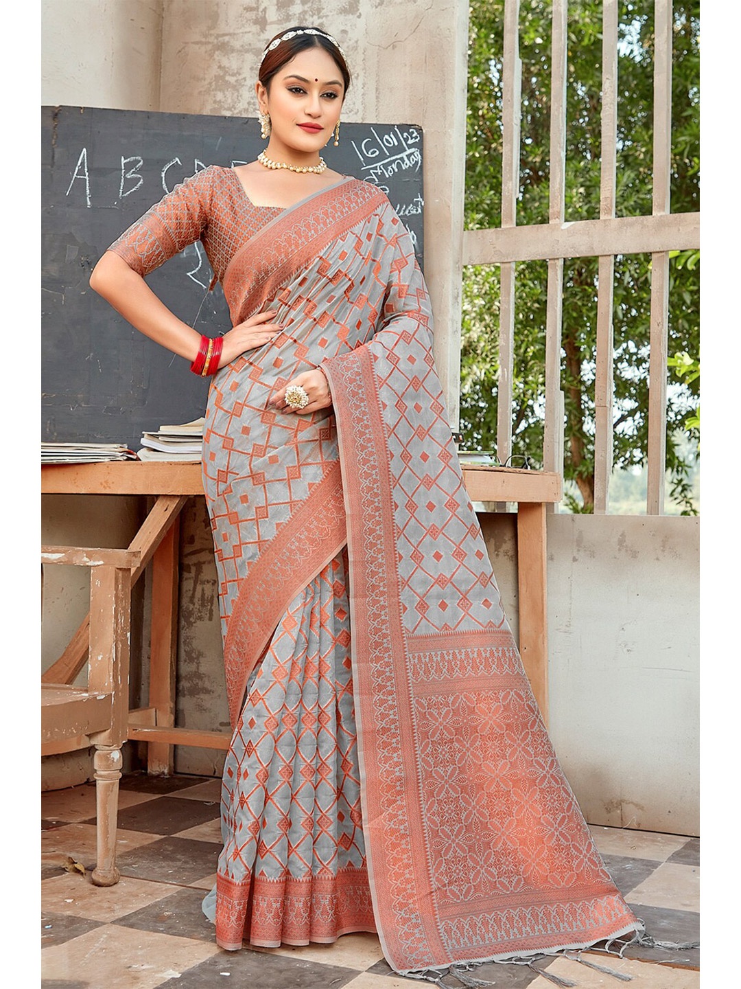 

SANGAM PRINTS Geometric Woven Design Zari Organza Saree, Grey