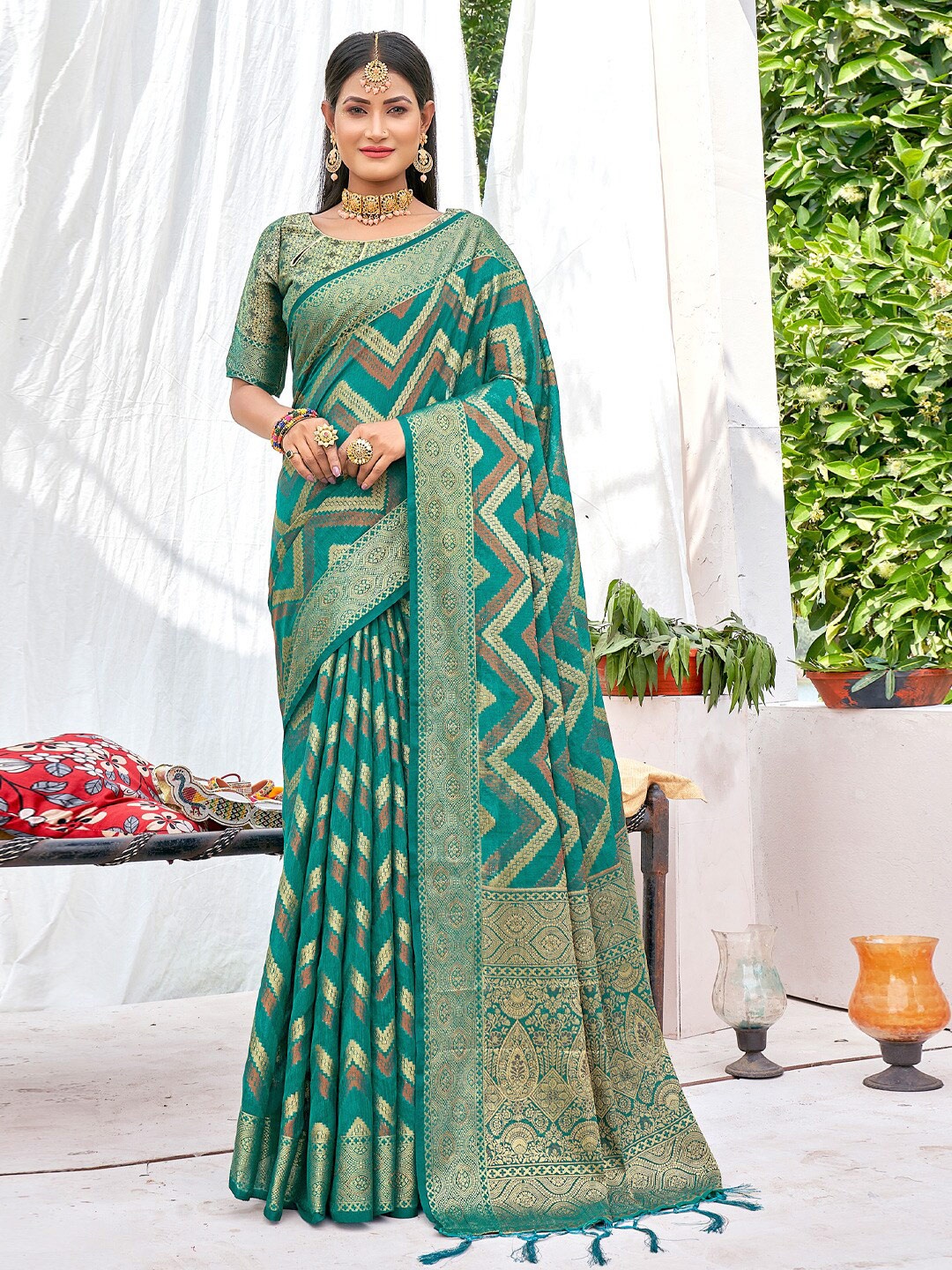 

SANGAM PRINTS Sea Green & Gold-Toned Woven Design Zari Silk Blend Saree