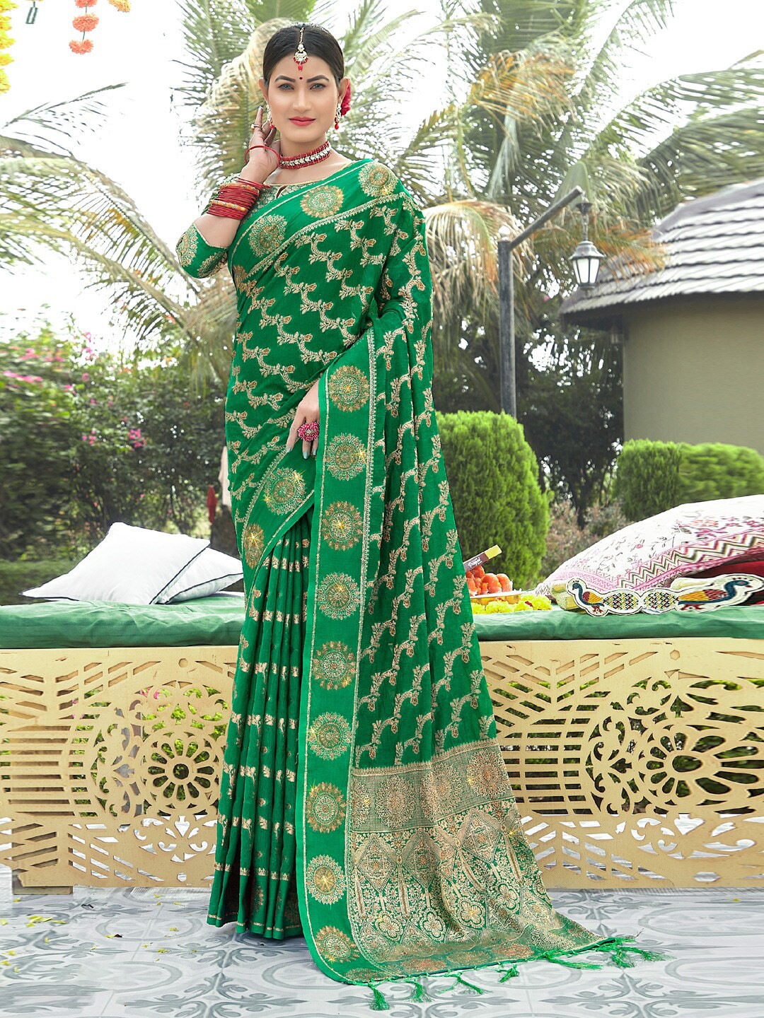 

SANGAM PRINTS Floral Woven Design Zari Organza Saree, Green