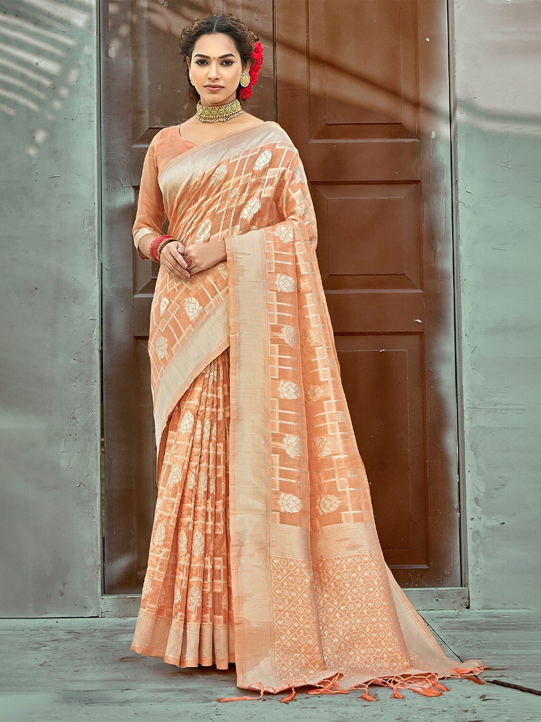 

SANGAM PRINTS Floral Woven Design Zari Saree, Peach