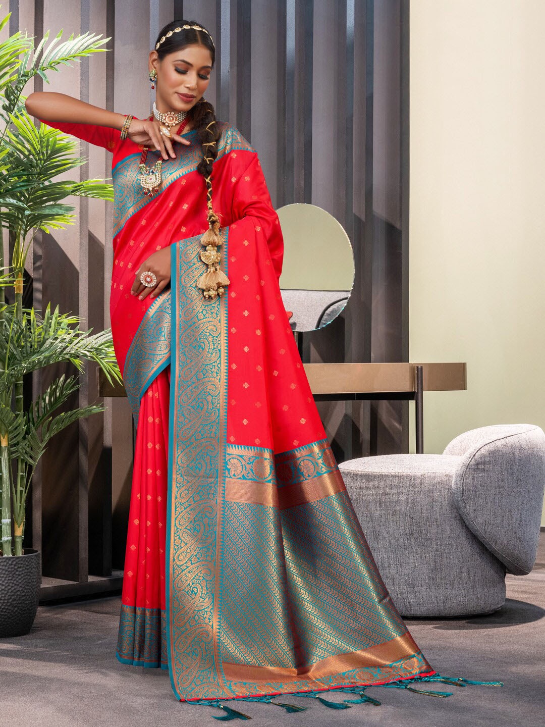 

SANGAM PRINTS Woven Design Zari Silk Blend Saree, Red