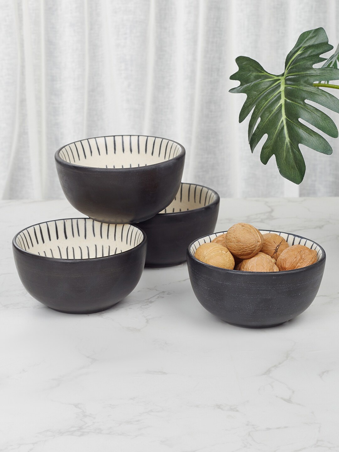 

HomeTown Black & Off White 4 Pieces Printed Stoneware Matte Veg Bowls