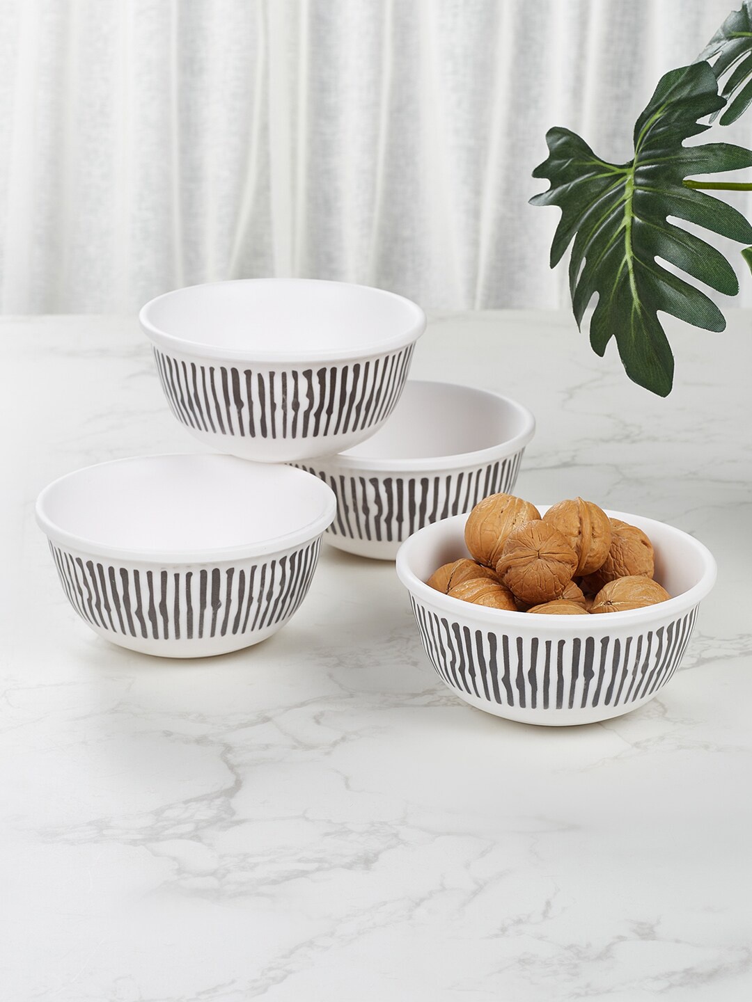 

HomeTown Linea White & Black 4 Pieces Printed Melamine Matte Veg Bowls