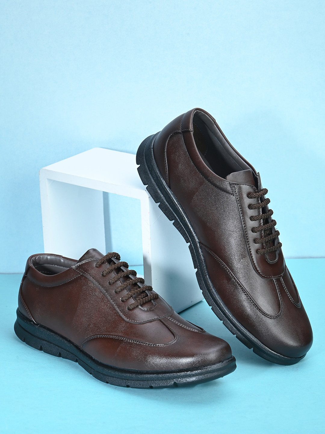 

HERE&NOW Men Textured Padded Insole Sneakers, Brown