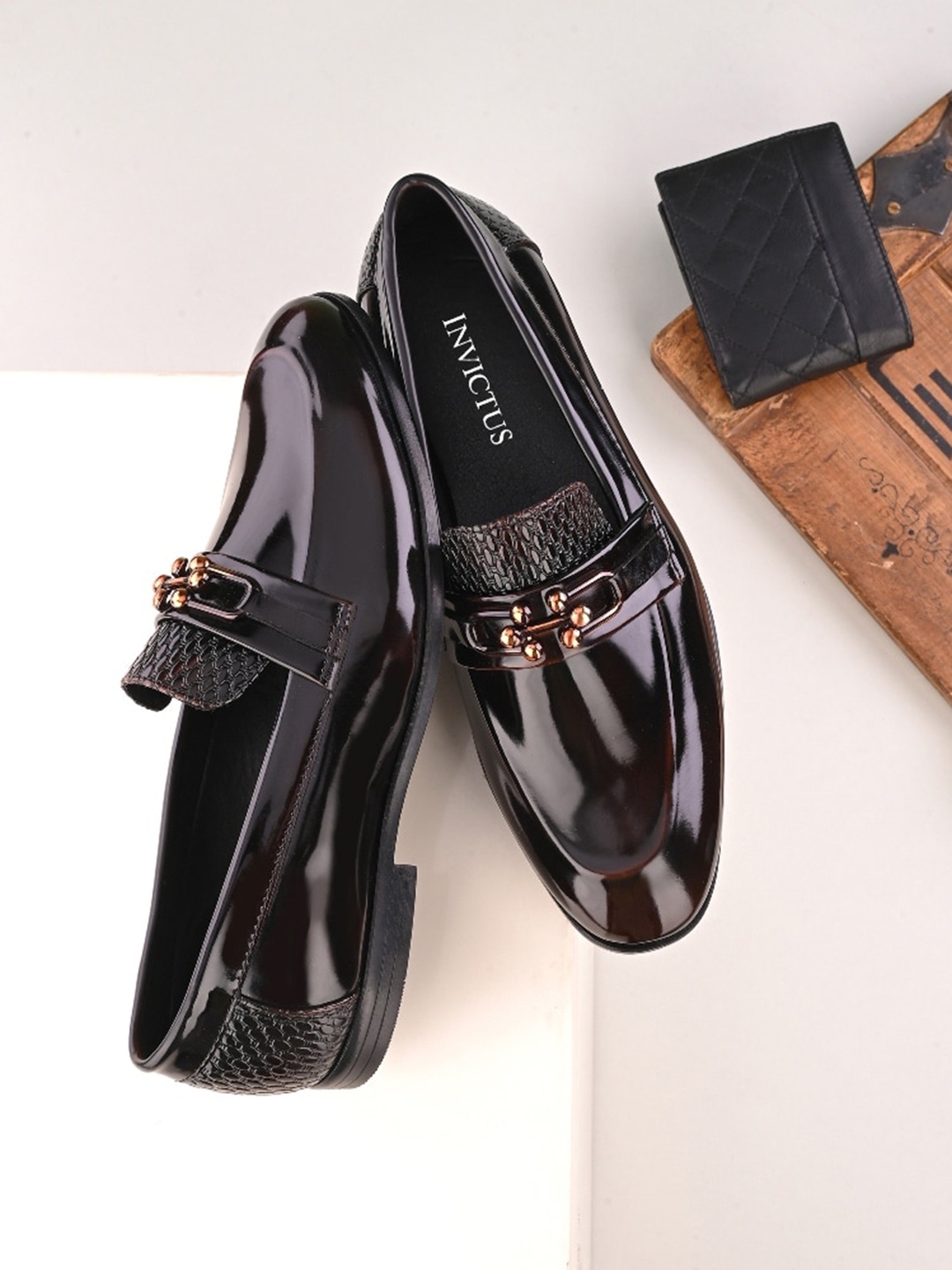 

INVICTUS Men Textured Formal Horsebit Loafers, Brown