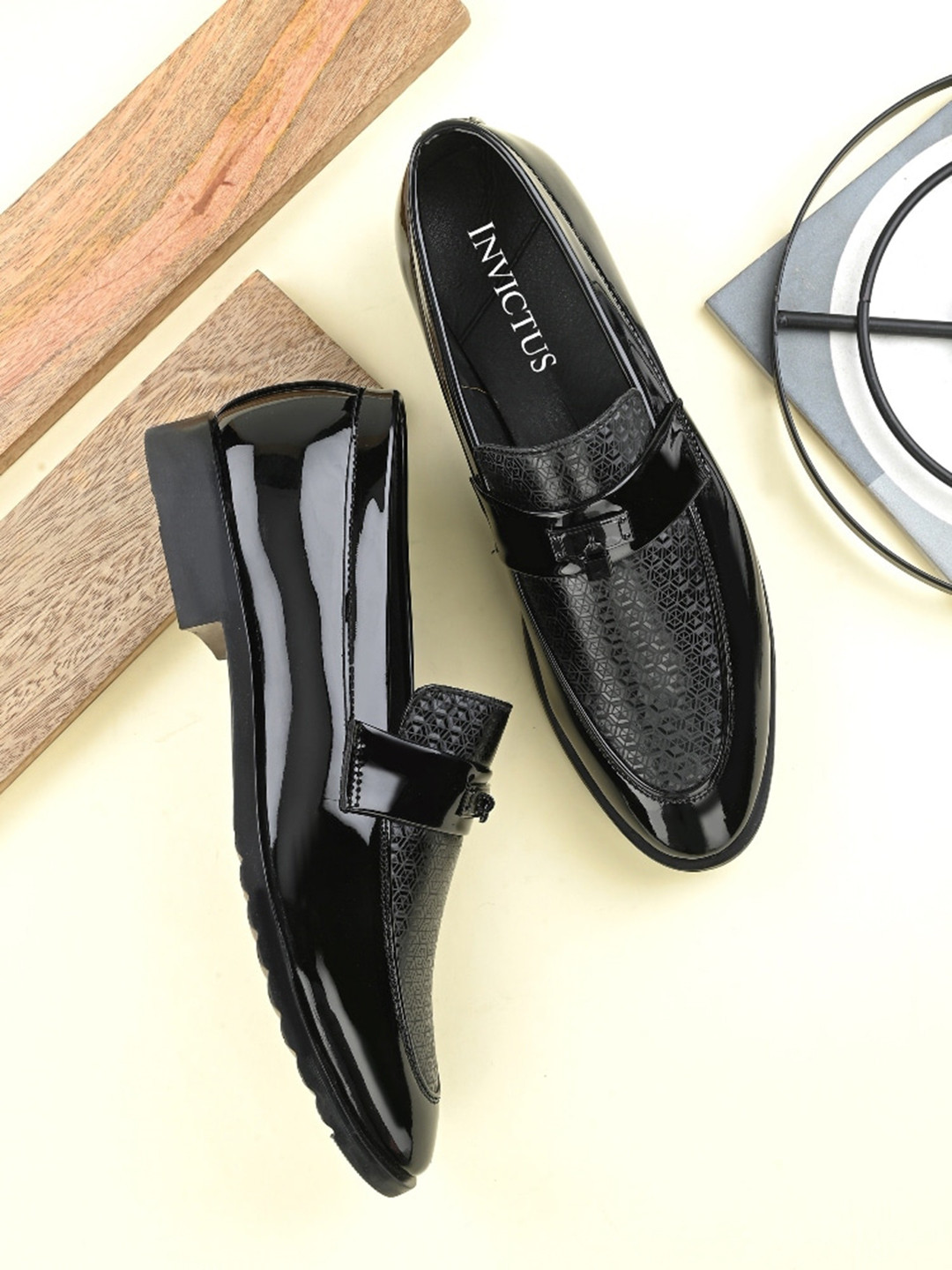 

INVICTUS Men Textured Formal Loafers, Black
