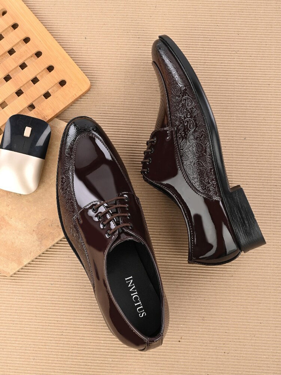 

INVICTUS Men Textured Formal Derbys, Brown