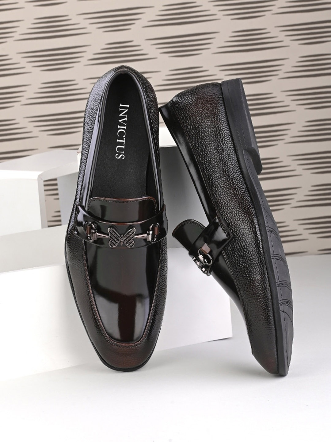 

INVICTUS Men Textured Formal Loafers, Brown