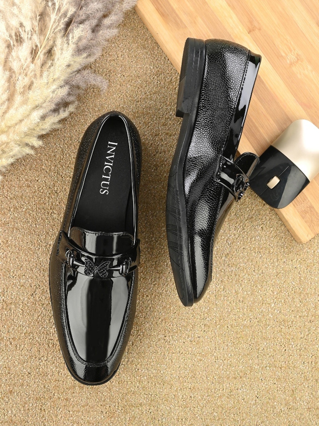 

INVICTUS Men Textured Formal Horsebit Loafers, Black
