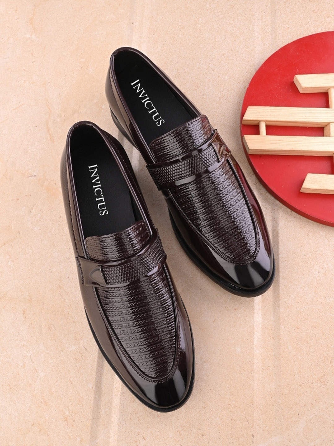 

INVICTUS Men Textured Formal Loafers, Brown