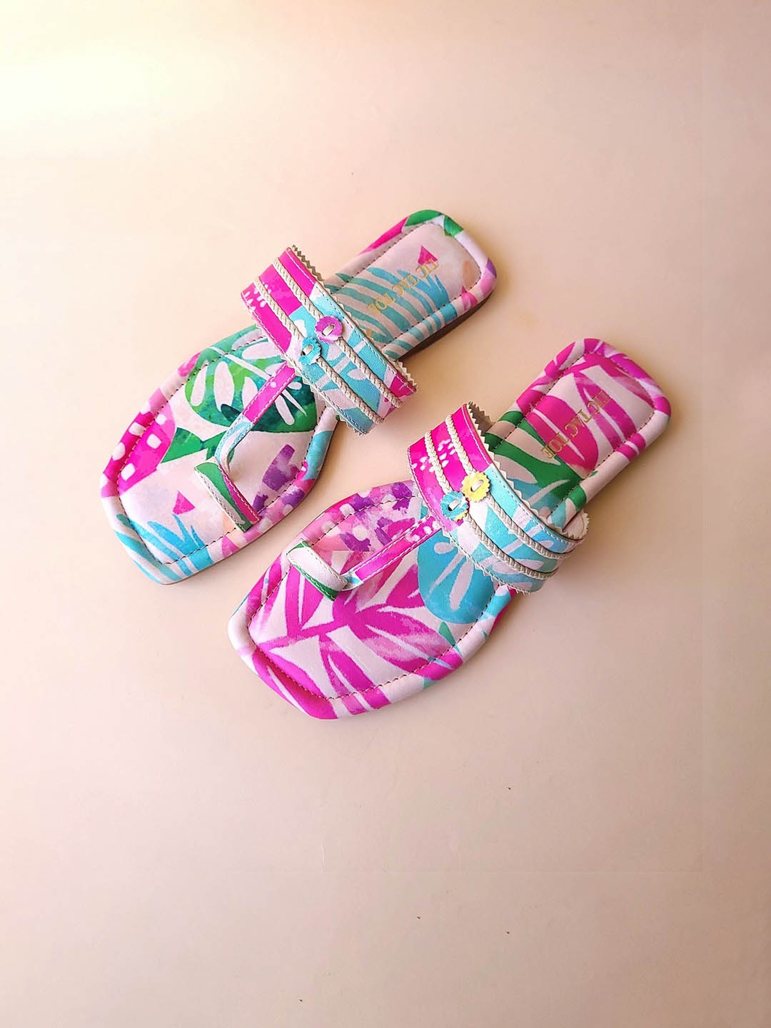 

TIC TAC TOE Women Printed Embellished Open One Toe Flats, Pink