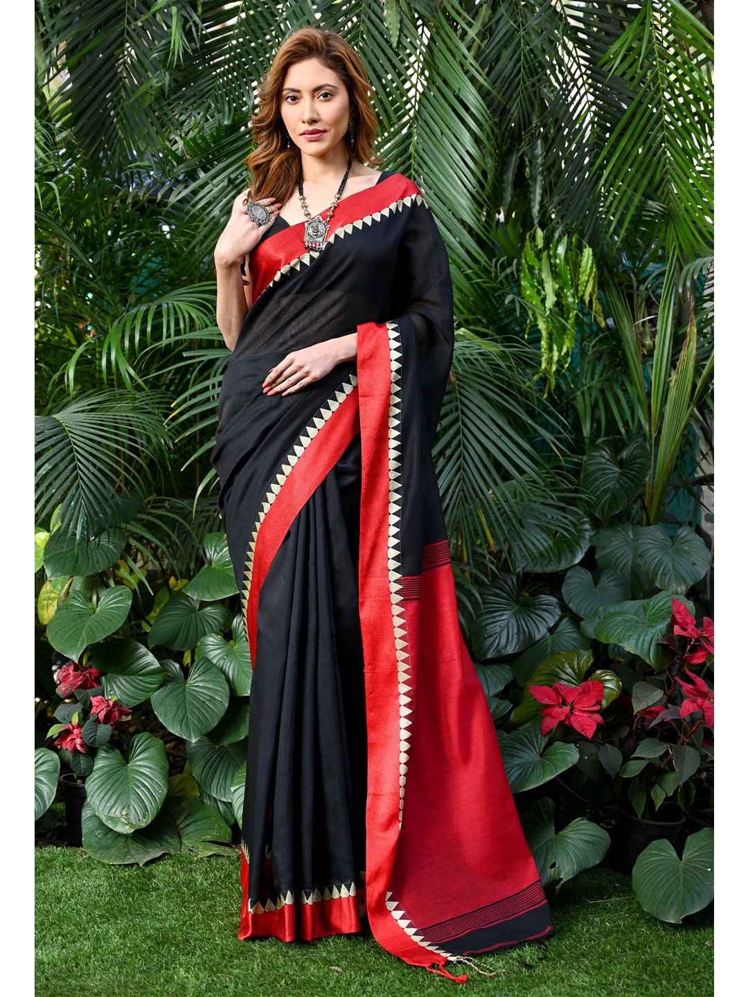 

BEATITUDE Red And Black Silk Cotton Saree