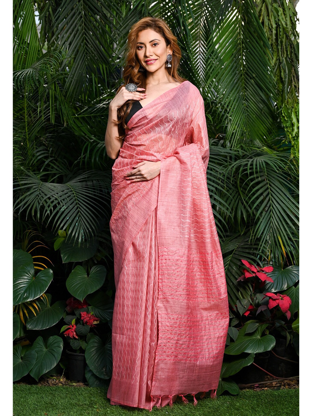 

BEATITUDE Striped Woven Design Saree, Pink